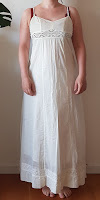 Long white dress made usable – Lang hvid kjole tryllet brugbar igen